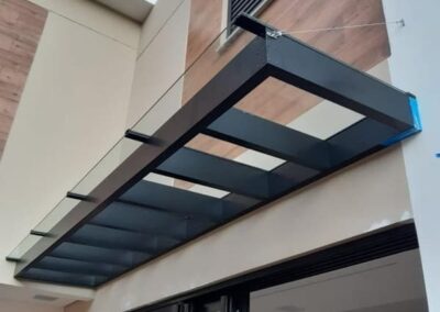 cobertura estrutura de aluminio e vidro laminado 01 400x284 - Portfólio / Projetos de Esquadrias Entregues em Itajaí / SC