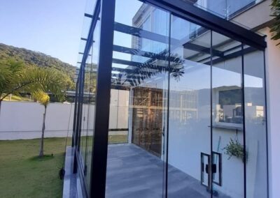 cobertura estrutura de aluminio e vidro laminado 05 400x284 - Portfólio / Projetos de Esquadrias Entregues em Itajaí / SC