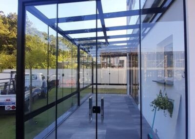 cobertura estrutura de aluminio e vidro laminado 07 400x284 - Portfólio / Projetos de Esquadrias Entregues em Itajaí / SC
