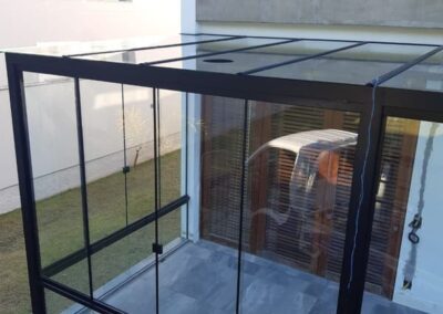 cobertura estrutura de aluminio e vidro laminado 08 400x284 - Portfólio / Projetos de Esquadrias Entregues em Itajaí / SC