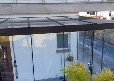 cobertura estrutura de aluminio e vidro laminado 10 400x284 - Portfólio / Projetos de Esquadrias Entregues em Itajaí / SC