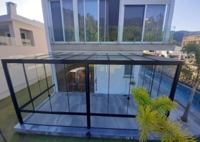 cobertura estrutura de aluminio e vidro laminado 11 400x284 - Portfólio / Projetos de Esquadrias Entregues em Itajaí / SC