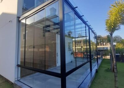 cobertura estrutura de aluminio e vidro laminado 12 400x284 - Portfólio / Projetos de Esquadrias Entregues em Itajaí / SC