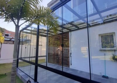 cobertura estrutura de aluminio e vidro laminado 14 400x284 - Portfólio / Projetos de Esquadrias Entregues em Itajaí / SC