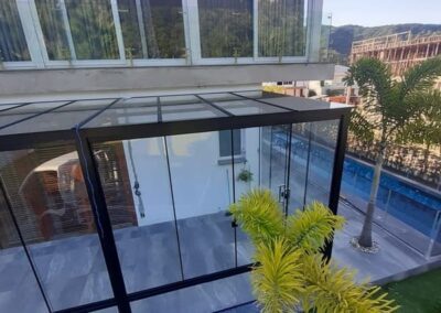 cobertura estrutura de aluminio e vidro laminado 15 400x284 - Portfólio / Projetos de Esquadrias Entregues em Itajaí / SC