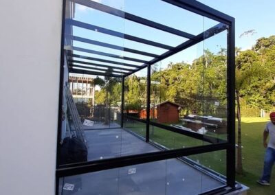 cobertura estrutura de aluminio e vidro laminado 16 400x284 - Portfólio / Projetos de Esquadrias Entregues em Itajaí / SC