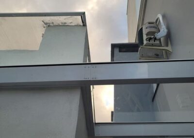 cobertura estrutura de aluminio e vidro laminado 17 400x284 - Portfólio / Projetos de Esquadrias Entregues em Itajaí / SC