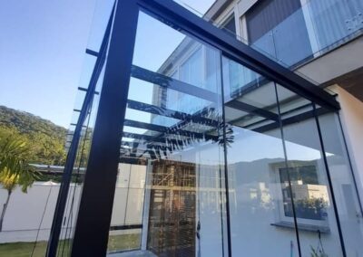 cobertura estrutura de aluminio e vidro laminado 18 400x284 - Portfólio / Projetos de Esquadrias Entregues em Itajaí / SC