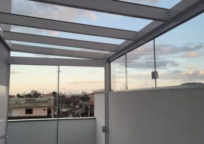 cobertura estrutura de aluminio e vidro laminado 21 400x284 - Portfólio / Projetos de Esquadrias Entregues em Itajaí / SC
